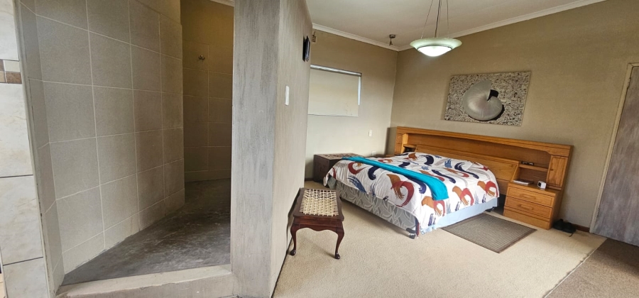 7 Bedroom Property for Sale in Middedorp Western Cape